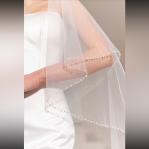 Veil w. Pearl Detail and Blusher -Color: Light Ivory, Length:120in, 30in blusher